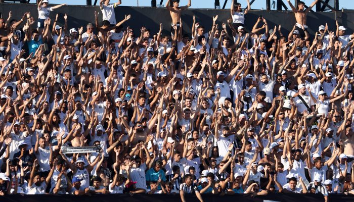 Torcida do Santos canta durante partida do time contra o Fluminense pelo Campeonato Brasileiro na Vila Belmiro
             -       
        Thiago Bernardes - 19.abr.26/Reuters