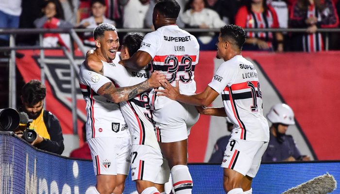 Luciano (esq.) comemora com companheiros seu gol contra o Juventude
             -       
        Roberto Casimiro /Fotoarena/Agência O Globo