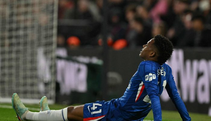 Estêvão fica no gramado após sentir a lesão na coxa direita; problema foi sentido em partida do Chelsea contra o Manchester United, pelo Campeonato Inglês
             -       
        Glyn Kirk - 18.abr.26/AFP