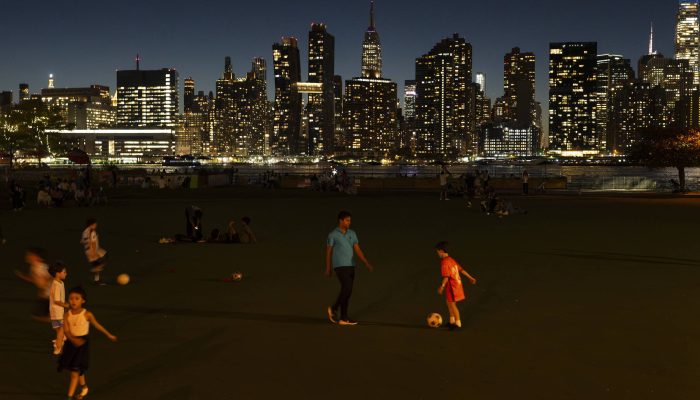 Crianças jogam futebol no Hunters Point Park South, em Nova York


             -       
        James Estrin - 19.set.25/NYT