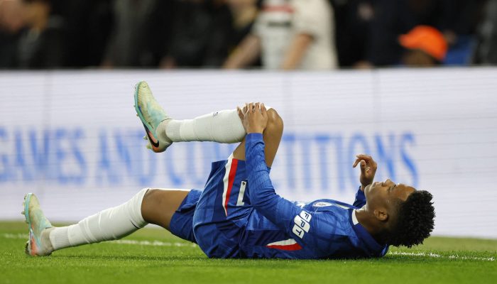 Estêvão se machuca em jogo do Chelsea contra o Manchester United, em Londres
             -       
        Peter Cziborra - 18.abr.26/Action Images via Reuters