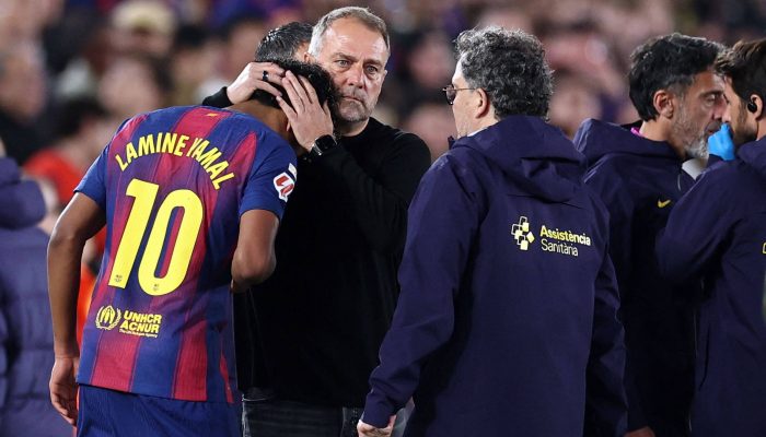 Lamine Yamal é consolado pelo técnico Hans Flick
             -       
        Josep Lago/AFP