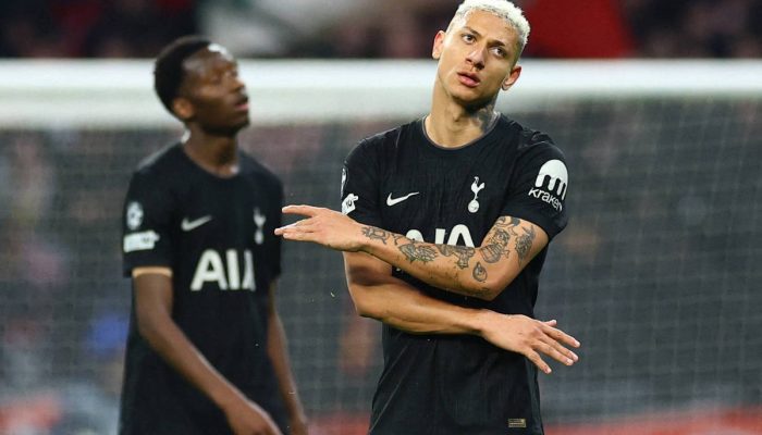 O zaguero Kevin Danso, do Tottenham, depois do 2 a 2 diante do Brighton, a 15ª partida seguida sem vitória do clube londrino na Premier League  -              
                              
                  Ben Stansall - 18.abr.26 /                
              
                              AFP