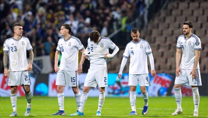 Jogadores da Itália abatidos após derrota para Bósnia e Herzegovina pelas Eliminatórias
             -       
        Matteo Ciambelli - 31.mar.26/Reuters