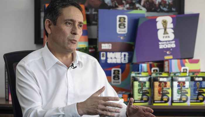 Raul Vallecillo, CEO da Panini no Brasil, em entrevista à Folha na fábrica da empresa em Barueri
             -       
        Eduardo Knapp/Folhapress