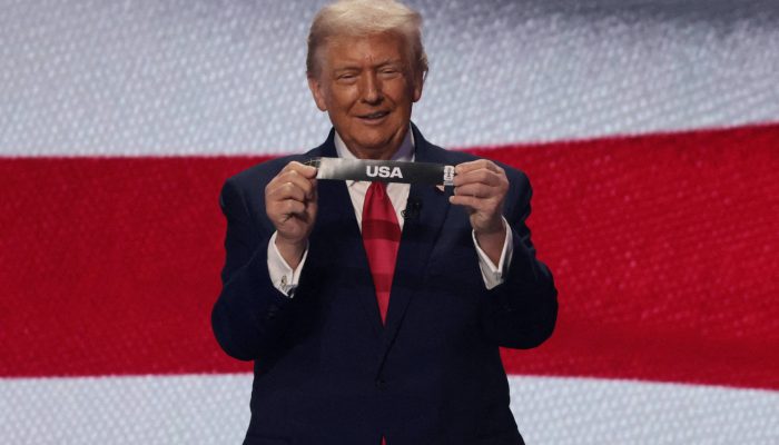 Presidente Donald Trump tira o nome dos Estados Unidos durante apresentação da Copa do Mundo de 2026
             -       
        Jonathan Ernst-5.dez.2025/Reuters