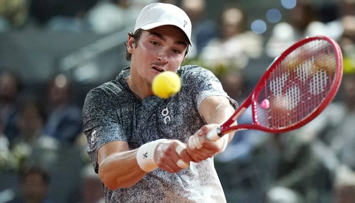 João Fonseca rebate a bola durante duelo contra Rafael Jódar
             -       
        Ana Beltran/Reuters