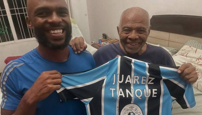 Juarez Teixeira (1928-2026), à direita, com o neto Décio
             -       
        Arquivo pessoal