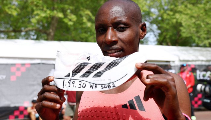 Sabastian Sawe exibe Adidas Adizero Adios Pro Evo 3 após a Maratona de Londres 
             -       
        Matthew Childs - 26.abr.26/Reuters