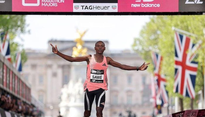 Sawe se tornou o primeiro ser humano a correr oficialmente uma maratona abaixo de duas horas  -              
              
                              AFP via Getty Images