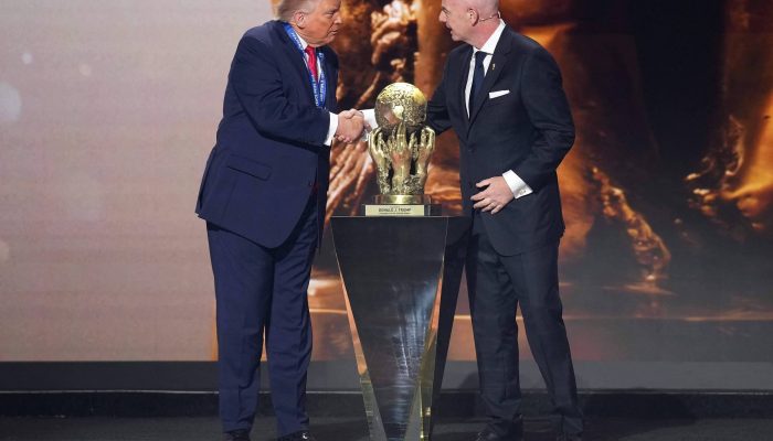 Donald Trump e Gianni Infantino durante cerimônia da Fifa em Washington 
             -       
        Andrew Harnik - 5.dez.25/Getty Images via AFP
