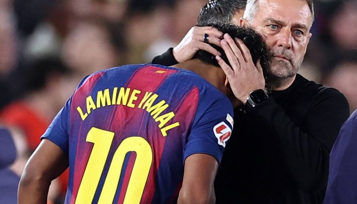 Lamine Yamal é consolado pelo técnico do Barça, Hans Flick, após lesão em duelo contra o Celta
             -       
        Josep Lago - 22.abr.26/AFP