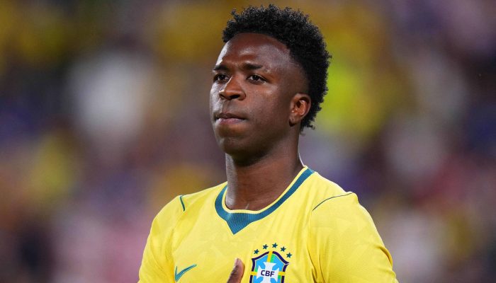 Vinicius Junior durante execução do hino do Brasil em amistoso; jovem é um dos candidatos a assumir o trono do futebol
             -       
        Rich Storry - 31.mar.26/Getty Images via AFP