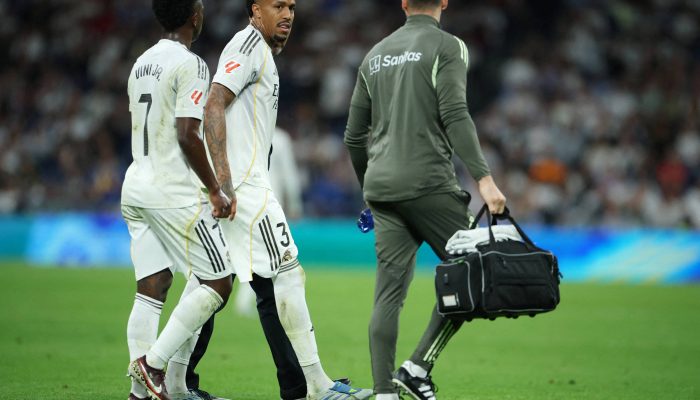 Militão deixa o campo após sentir lesão durante duelo entre Real Madrid e Alavés, no Santiago Bernanbéu 
             -       
        Isabel Infantes - 21.abr.26/Reuters