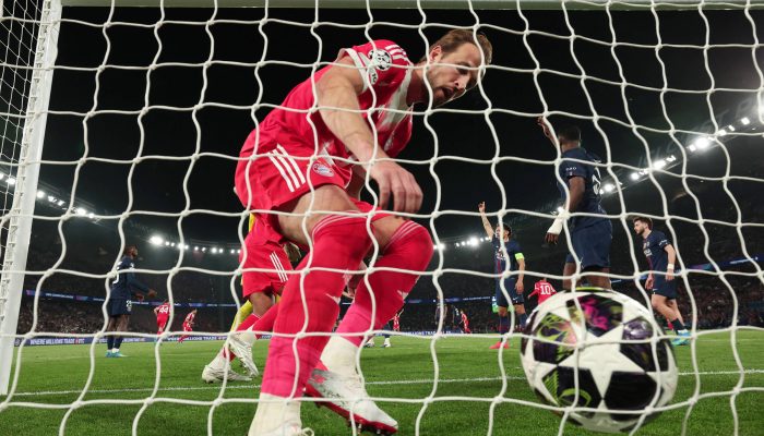 Harry Kane pega a bola no gol após Dayot Upamecano marcar o terceiro gol do Bayern
             -       
        Gonzalo Fuentes - 28.abr.26/Reuters