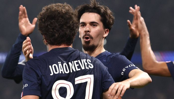 O português Vitinha comemora com João Neves, também volante, o gol do compatriota na vitória do PSG sobre o Bayern na Liga dos Campeões da Europa
             -       
        Franck Fife - 28.abr.26/AFP