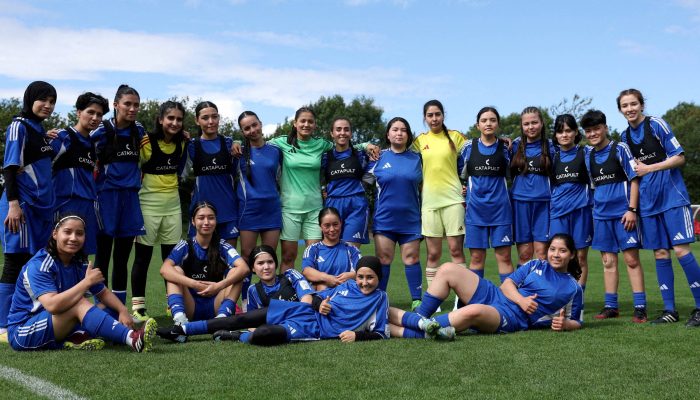 Jogadoras da seleção feminina de refugiadas afegãs durante um período de treinamento no St. George's Park, em Burton-upon-Trent, na Inglaterra

             -       
        John Sibley - 26.ago.25/Reuters