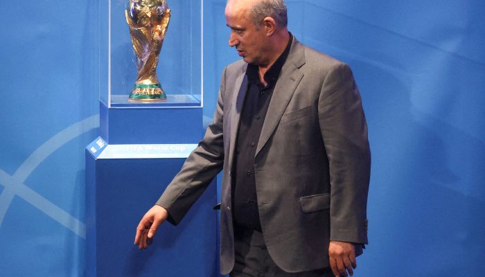 O presidente da Federação Iraniana de Futebol, Mehdi Taj, em evento de exposição da taça da Copa do Mundo em Teerã
             -       
        Wana News Agency - 1º.set.22/via Reuters
