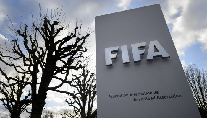 Placa da Fifa na sede da entidade, em Zurique
             -       
        Fabrice Coffrini - 17.dez.2015/AFP
