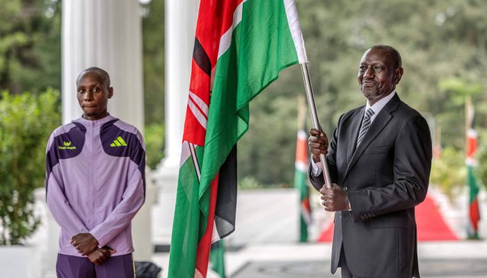 Sabastian Sawe (de roxo) e o presidente do Quênia, William Ruto
             -       
        Luis Tato/AFP