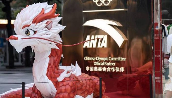 Logotipo da Anta com uma estátua de um dragão chinês em primeiro plano; Anta é uma gigante do setor de roupas esportivas na China
             -       
        Getty