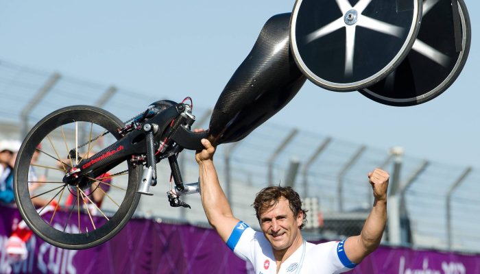 Alex Zanardi comemora medalha de ouro em categoria H4 masculina nas Paralimpíadas de Londres, em 2012
             -       
        Leon Neal - 5.set.12/AFP