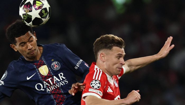 Senny Mayulu, do Paris Saint-Germain, disputa bola com Joshua Kimmich, do Bayern, no jogo de ida das semifinais da Champions League
             -       
        Anne-Christine Poujoulat - 28.abr.26/AFP