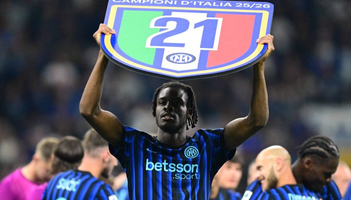 O defensor Yann Bisseck celebra o 21º título italiano da Inter
             -       
        Daniele Mascolo/Reuters
