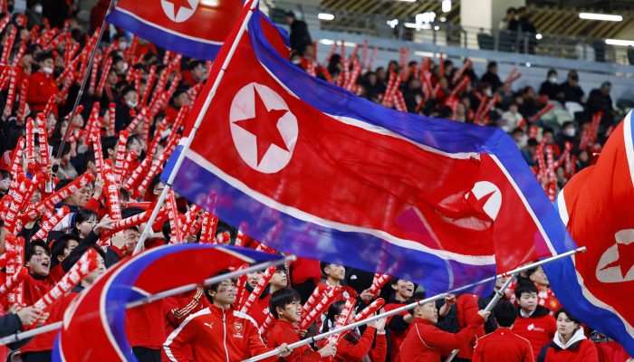 Torcedores da Coreia do Norte apoiam a equipe feminina durante duelo contra o Japão pelas classificatórias olímpicas, em Tóquio
             -       
        Kim Kyung-Hoon - 28.fev.24/Reuters