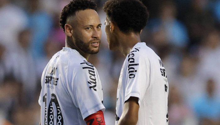 Neymar e Robinho Jr. conversam durante partida entre Santos e Fortaleza, na Vila Belmiro
             -       
        Marcelo Machado de Melo - 1º.nov.25/Reuters