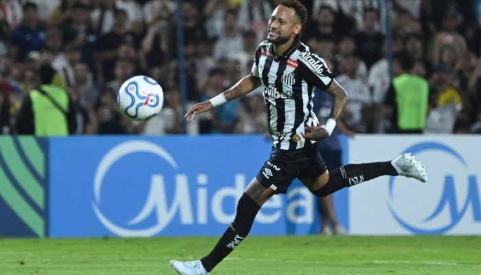 Neymar em ação pelo Santos contra o Recoleta, no Paraguai
             -       
        Daniel Duarte/AFP