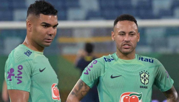 Casemiro (esq.), que é fã de Neymar e defende a presença dele na Copa deste ano, ao lado do atacante em treino em Sochi (Rússia) na Copa de 2018  -              
                              
                  Hannah McKay - 24.jun.18 /                
              
                              Reuters