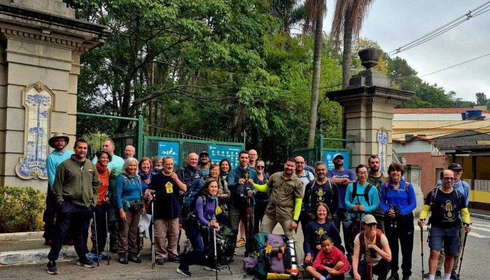O grupo que iniciou a expedição Transmantiqueira 2026, prepara saída à porta do Horto Florestal de São Paulo
             -       
        Luiza Pastor/Folhapress