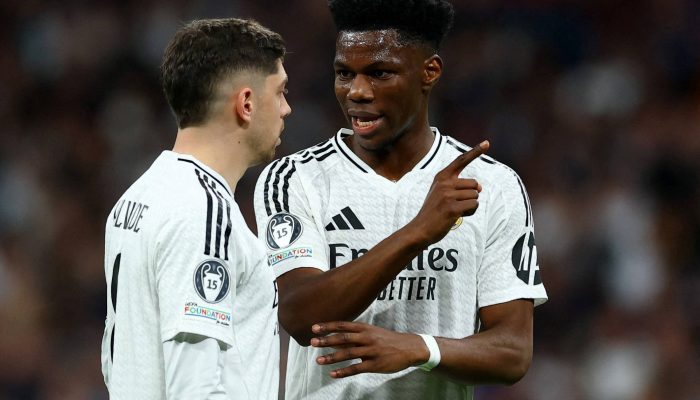 O uruguaio Federico Valverde e o francês Aurélien Tchouaméni conversam em jogo do Real Madrid da temporada passada
             -       
        Matthew Childs - 19.fev.25/Action Images via Reuters