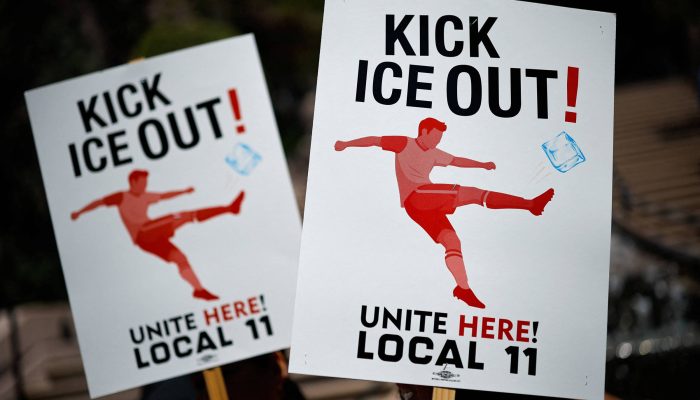 Manifestantes seguram cartazes contra a presença do ICE em Los Angeles 
             -       
        Mike Blake - 1º.mai.26/Reuters