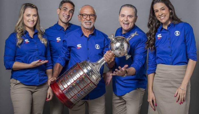 Ana Tha&iacute;s Matos, Gustavo Villani, J&uacute;nior, Lu&iacute;s Roberto e Renata Silveira, que fazem parte da equipe de futebol da Globo
             -       
        Paulo Belote/Globo
