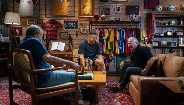 Carlos Alberto Parreira (de costas), Ronaldo e Zico em cena do documentário "Zico, o Samurai de Quintino", de João Wainer 
             -       
        PETER WREDE/Divulgação