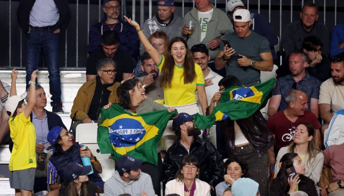 Torcida brasileira se agita durante jogo de Fonseca em Roma
             -       
        Ciro De Luca - 9.mai.26/Reuters