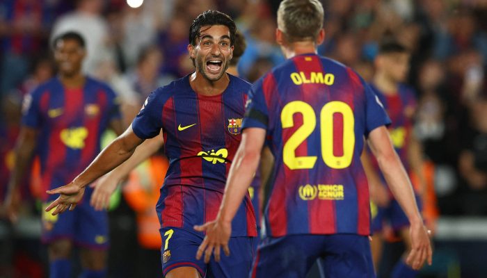 Ferrán Torres celebra com Dani Olmo o segundo gol do Barcelona na vitória sobre o Real Madrid, um lance de bela construção coletiva
             -       
        Albert Gea/Reuters