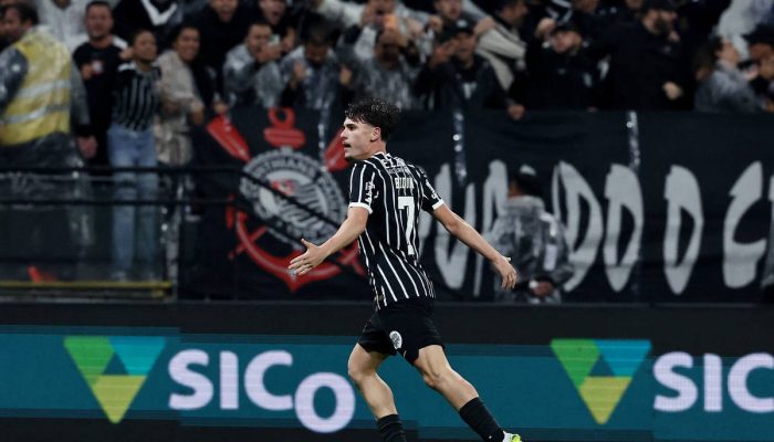 Enzo Diaz e Gabriel Paulista na partida na Neo Química Arena
             -       
        Amanda Perobelli/Reuters