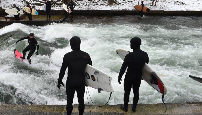 Surfista desliza sobre uma onda no canal do rio Eisbach, em Munique

 

             -       
        Christof Stache - 16.jan.21/AFP