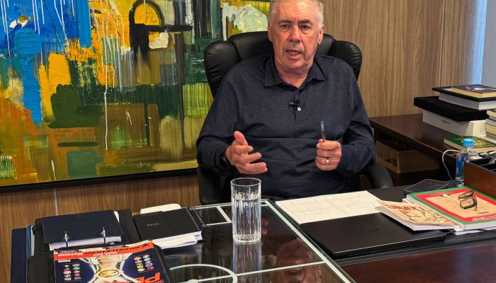 Carlo Ancelotti durante entrevista no Rio de Janeiro 
             -       
        Sergio Queiroz/Reuters