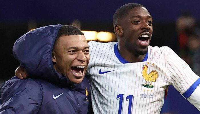 Mbappé (à esq.) e Dembélé celebram vitória da França pelas quartas de final da Euro contra Portugal
             -       
        Franck Fife - 5.jul.24/AFP