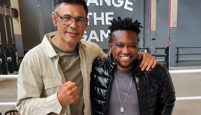 Rodrigo Minotauro com Thiago Simpatia, dupla que vai apresentar reality show no BandSports, canal esportivo da Band
             -       
        Divulga&ccedil;&atilde;o/Band