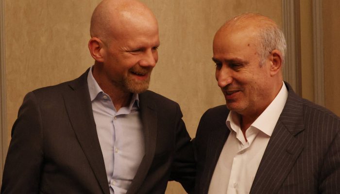 Secretário geral da Fifa, Mattias Grafstrom (à esq.), e o presidente da Federação do Irã, Mehdi Taj
             -       
        Murad Sezer/Reuters