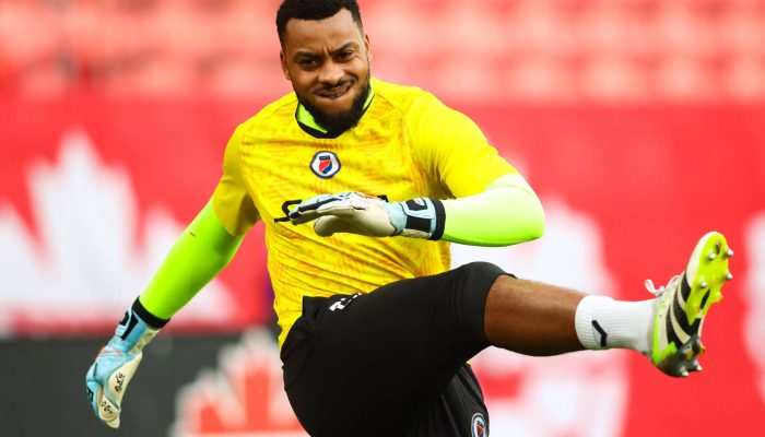 Goleiro Josue Duverger durante aquecimento antes de amistoso entre Haiti e Islândia
             -       
        Cole Burston - 31.mar.26/Reuters