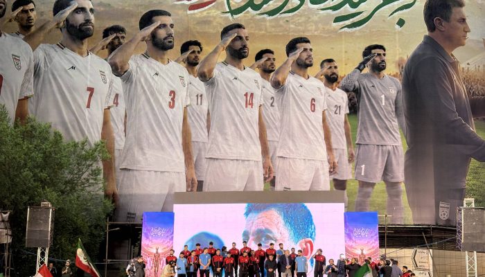 Manifestação em apoio ao governo iraniano, com presença da seleção do Irã na Copa, na praça Enghelab, centro de Teerã
             -       
        Patricia Campos Mello - 13.mai.26/Folhapress