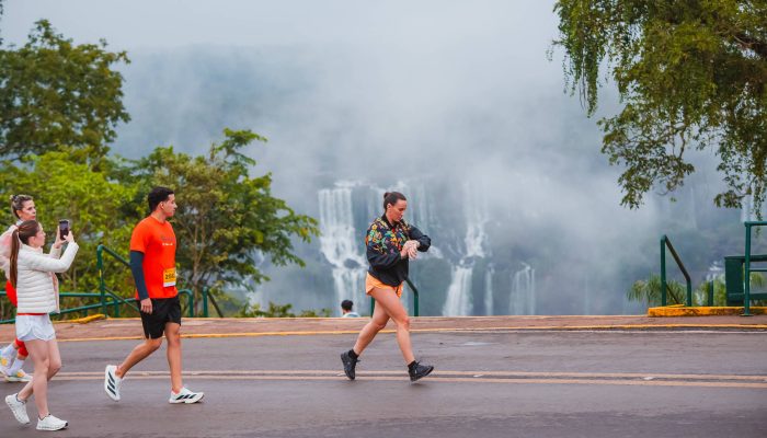 Atletas passam em frente a mirante na largada da prova de 10,5 km da Meia-Maratona das Cataratas, disputada no Parque Nacional do Iguaçu
             -       
        Divulgação Urbia+Cataratas/Eagle Eye Company