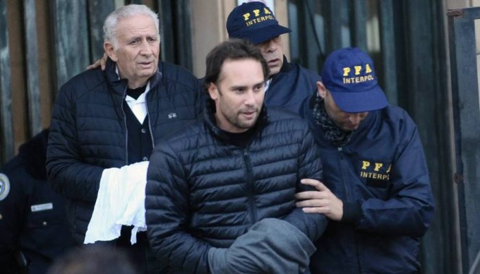 Hugo e Mariano Jinkis se entregaram na Argentina em 2015, mas um juiz argentino impediu a extradição
             -       
        Maxi Failla/18.jun.15/Associated Press