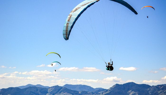 Provas e voos de parapente são uma das atividades do Mountain Festival, em São Bento do Sapucaí, no lado paulista da serra da Mantiqueira
             -       
        Divulgação/Mountain Festival